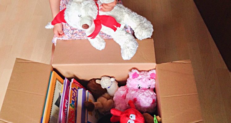 a-little-girl-is-packing-her-teddies-on-moving-day_t20_2JPze0 (1)