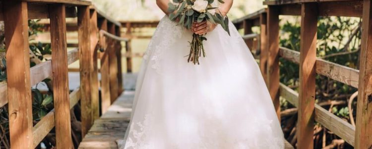bride-holding-bouquet_t20_rLkbzl (1)
