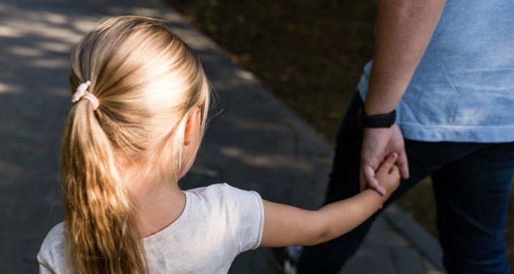 nominated-little-girl-with-blonde-hair-holding-hand-her-father-and-walking-in-the-park_t20_E4476Z (1)